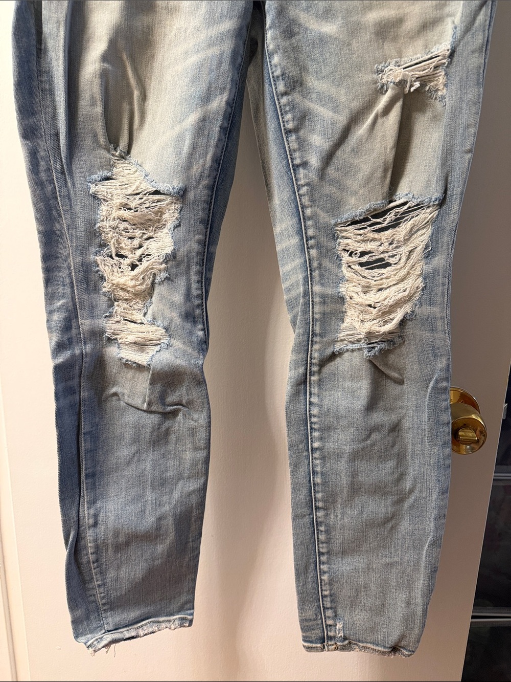 American Eagle Outfitters Light Blue Ripped Skinny Jeans - Picture 2 of 9
